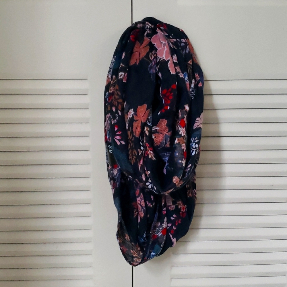 H&M Patterned Scarf - Picture 4 of 4